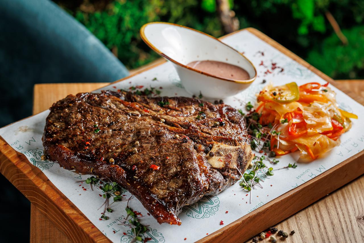 Стейк Тибон с маринованной капустой