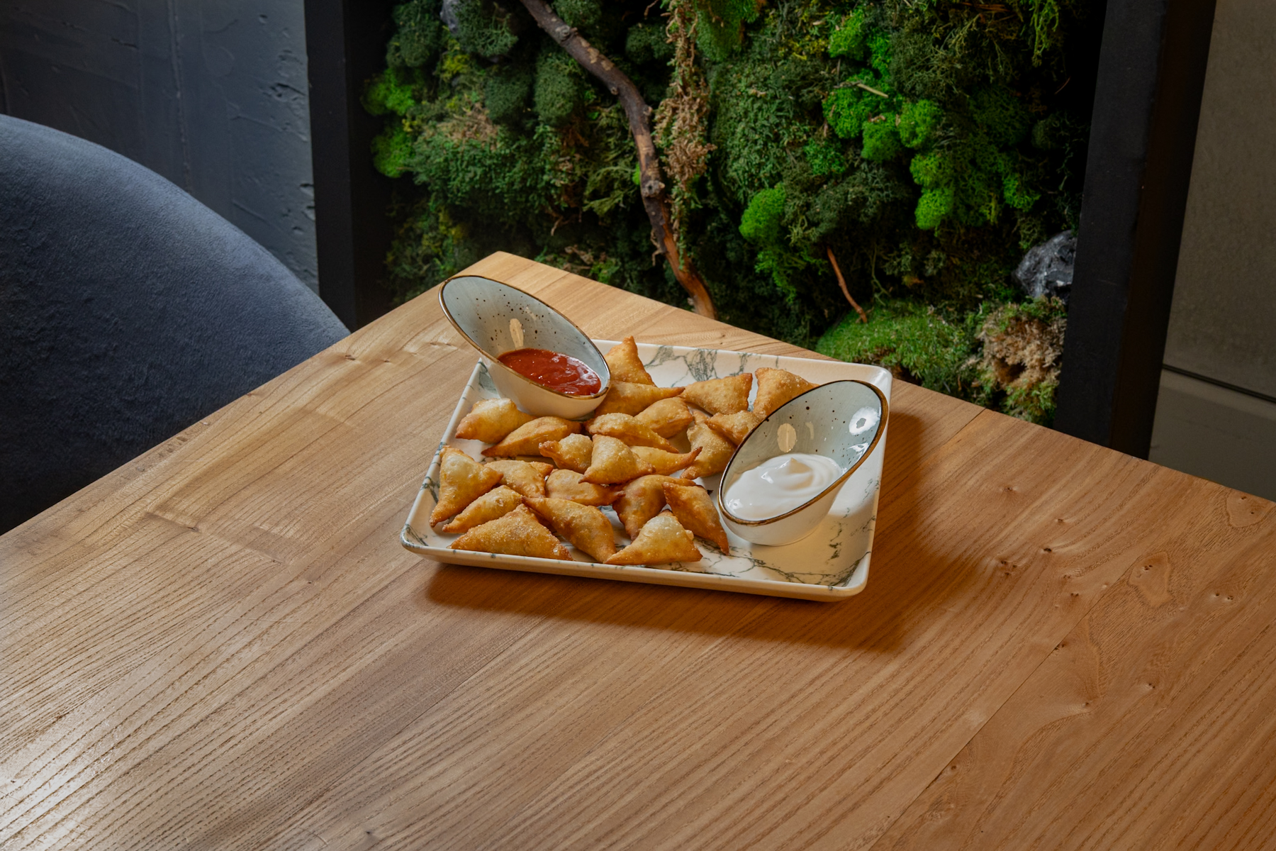 Мини чебуреки с соусом Аджика и сметаной