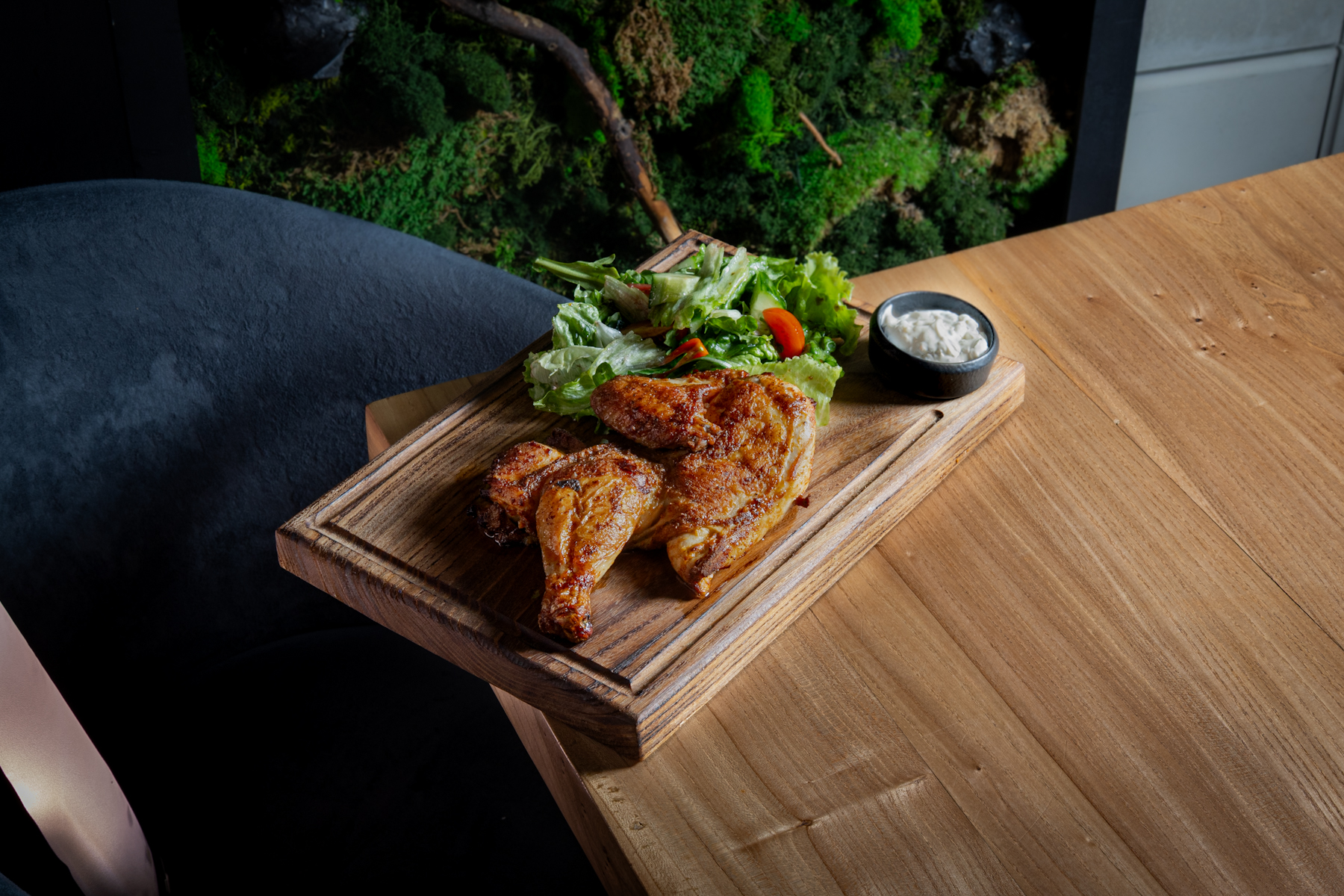 Полцыпленка с салатом из свежих овощей