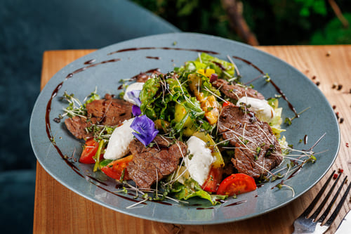 Салат с цукини и говяжьей вырезкой