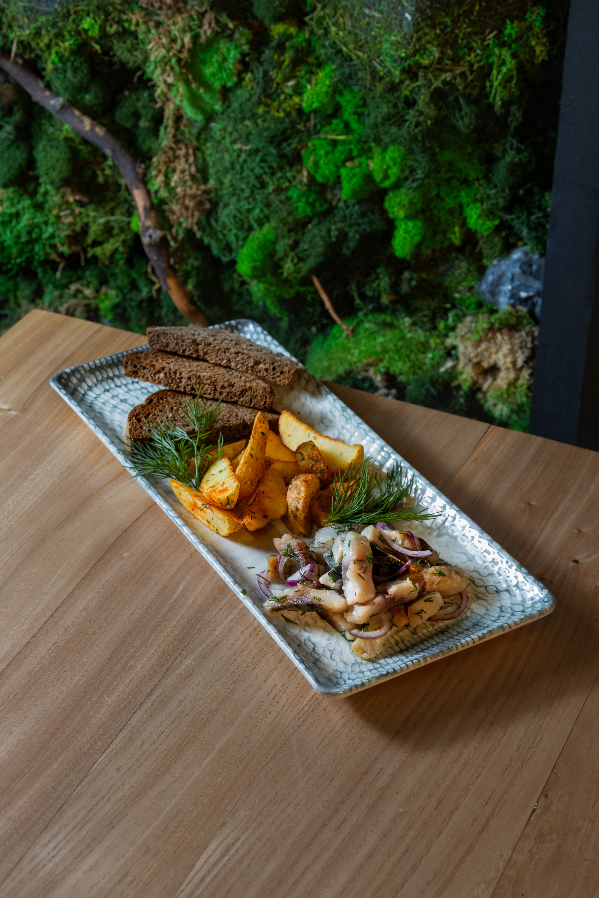 Скумбрия в бочонке с обжаренным картофелем