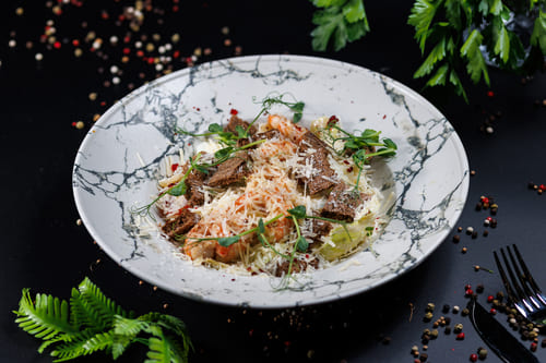 Черный цезарь с креветками