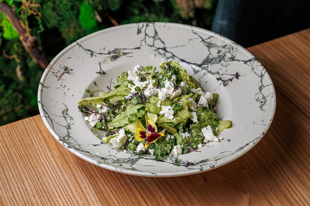 Зеленый салат с крафтовой фетой