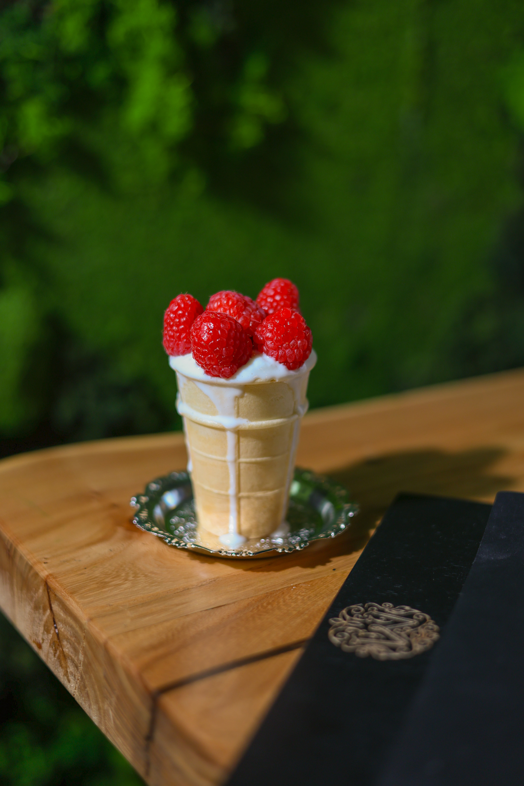 Мороженное в стаканчике с малиной