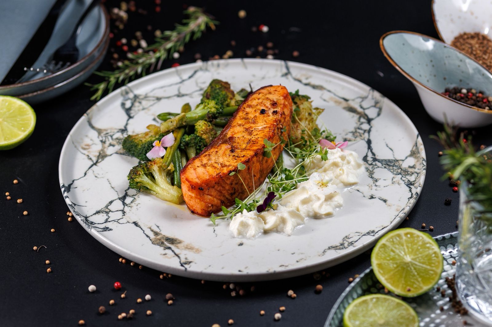 Стейк из семги с брокколи и соусом лимончиз