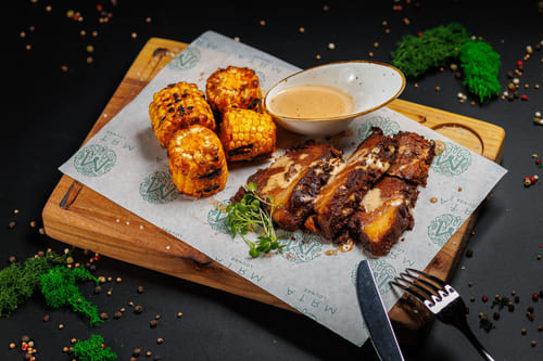 Брискет из мраморной говядины с жареной кукурузой