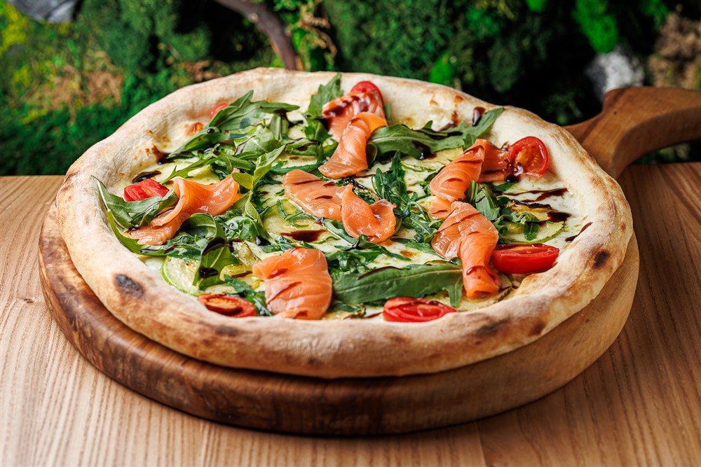 Пицца с лососем слабой соли и цуккини