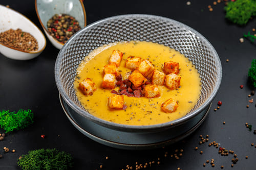 Тыквенный крем-суп с красной чечевицей и копченой говядиной