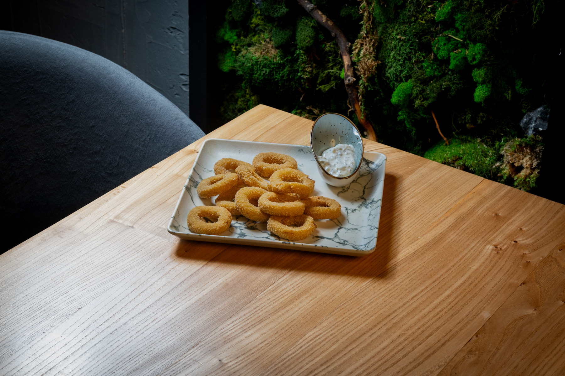 Луковые кольца с соусом Тар-тар