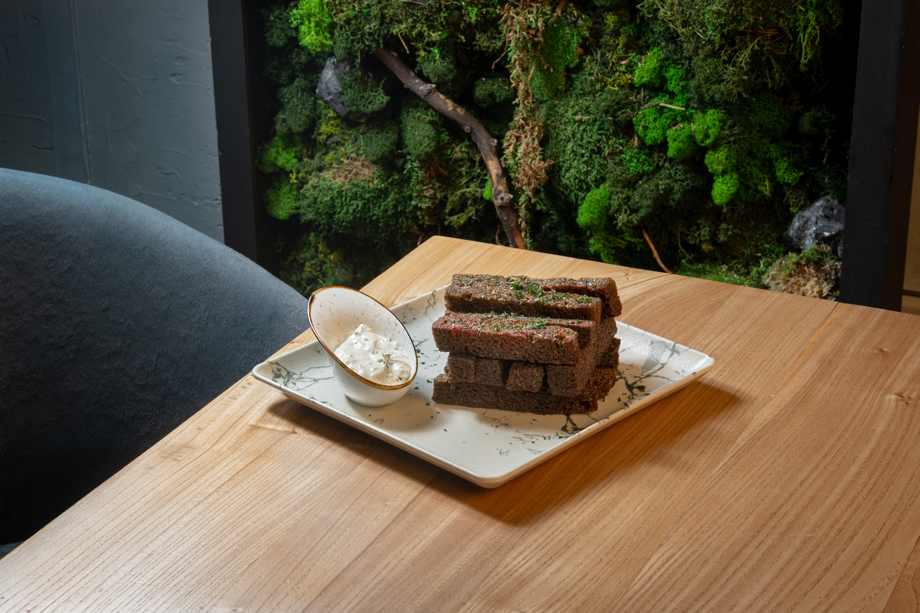 Гарлики из бородинского хлеба с пряным маслом