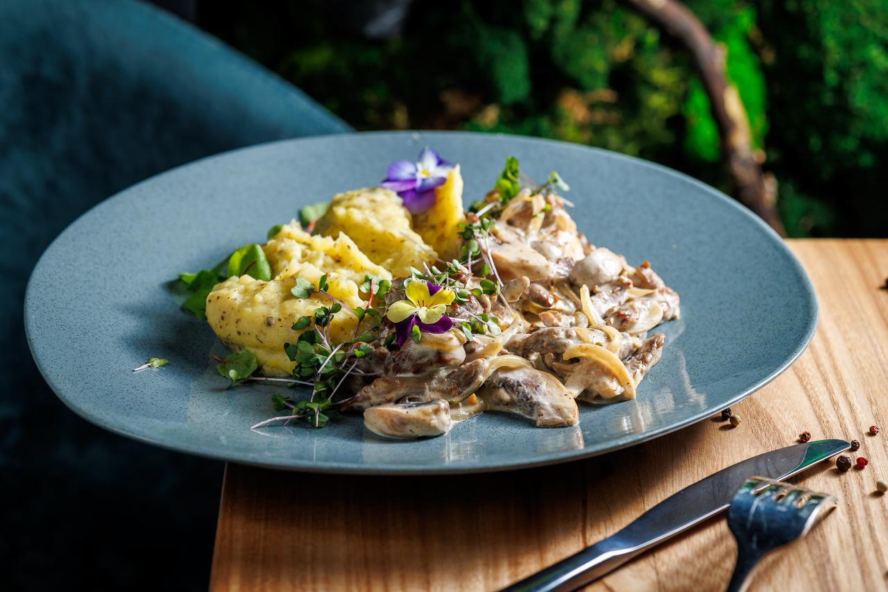 Бефстроганов из говяжьей вырезки с трюфельным пюре из картофеля