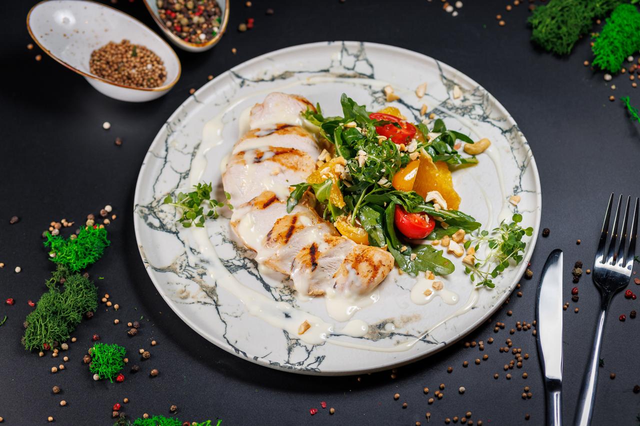 Куриное филе с рукколой и апельсином