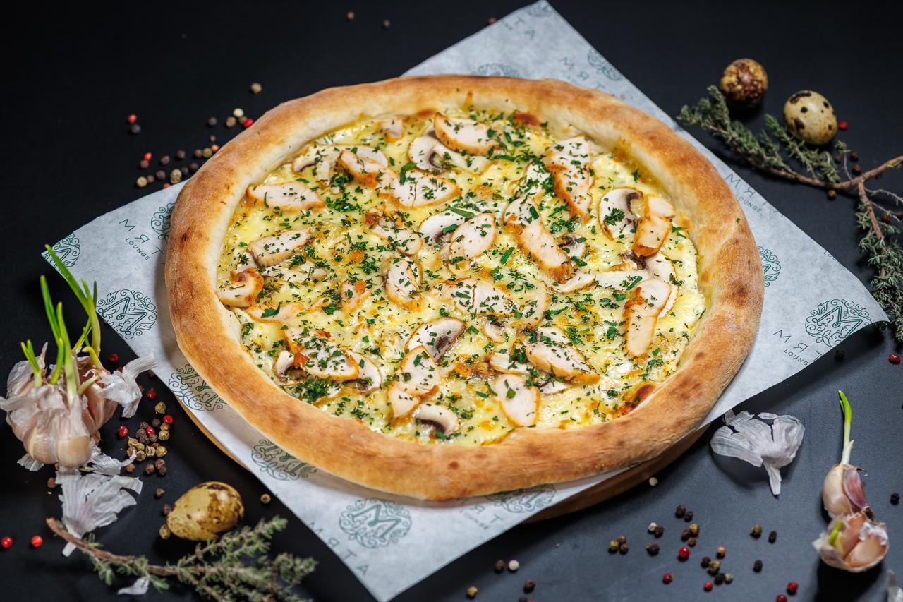 Пицца с курицей и грибами