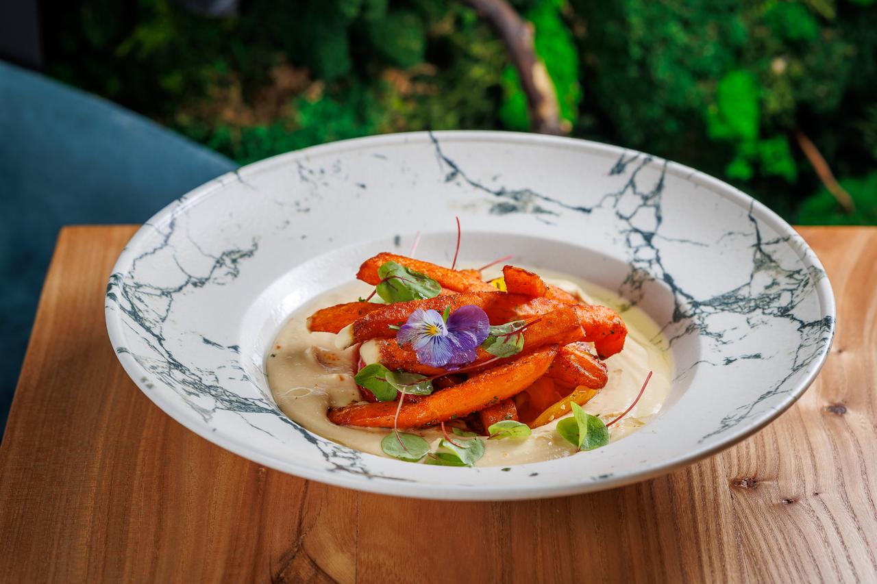 Хумус с печенными перцами и пряным бататом